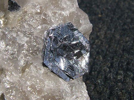 Tập tin:Molly Hill molybdenite.JPG