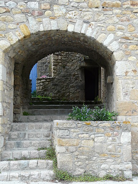 File:Montpeyroux (63) porche passage.JPG