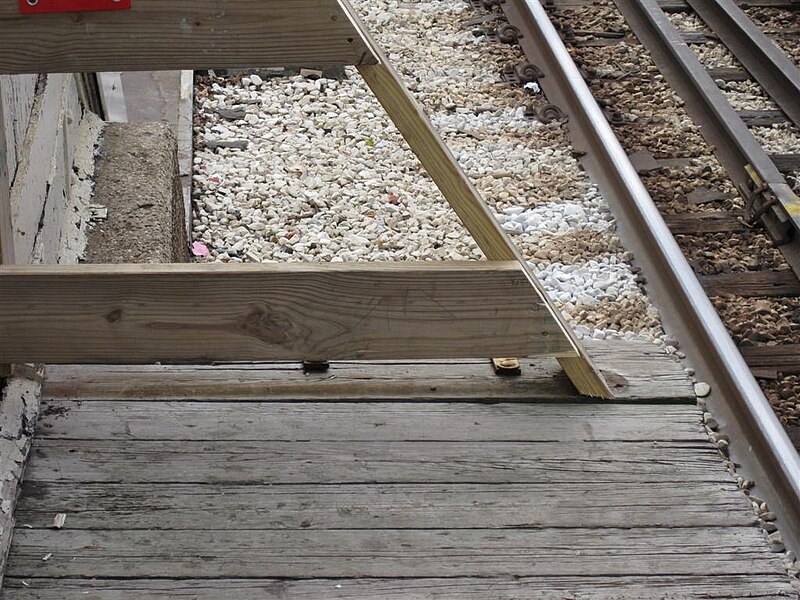 File:Morse CTA southbound railing flange shadow.JPG