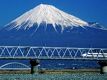 Shinkansen traversant le fleuve Fuji