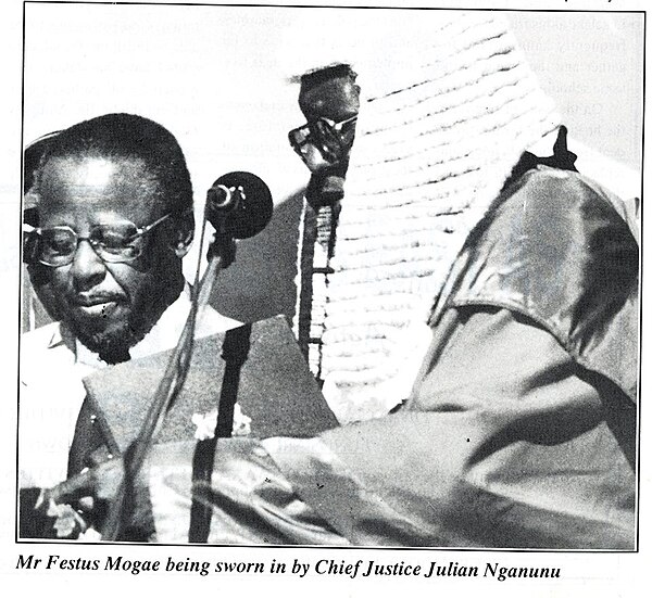 Festus Mogae being sworn in by Chief Justice Julian Nganunu on April 1, 1998