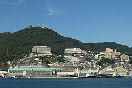 Вид на гору Инаса из гавани Нагасаки.