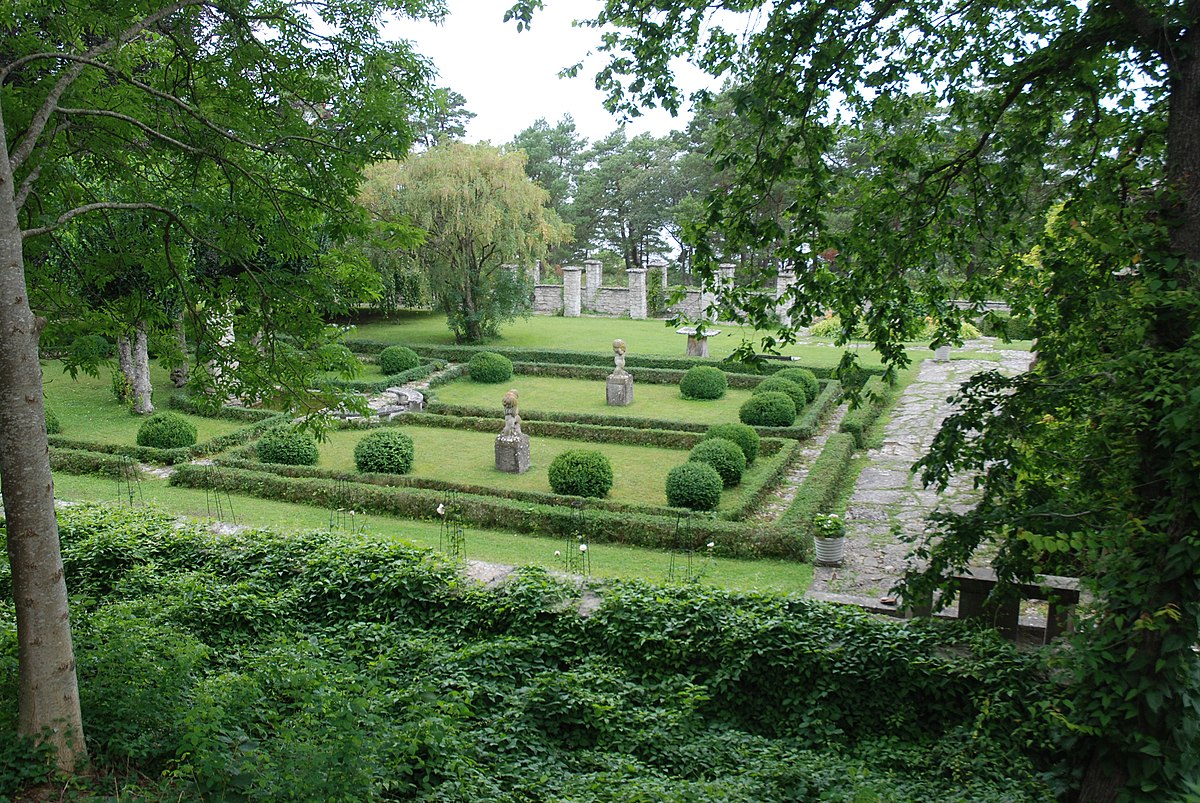 Сад 2. Two Gardens.