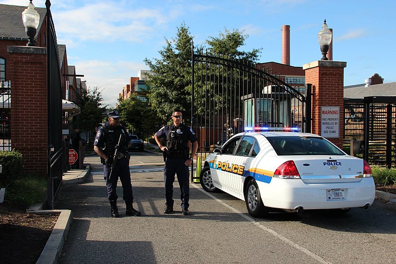 File:Naval District Washington Police guarding Washington Navy Yard after shootout.jpg