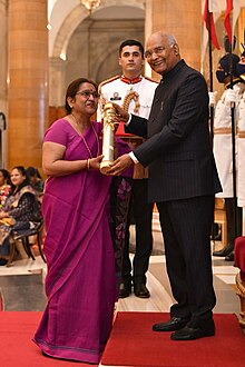 Woman is handed award by Indian President