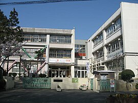 Neyagawa municipal Mii elementary school.JPG