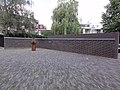 Nijmegen Titushof, muur zuidzijde met World Peace Flame.JPG