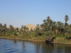 Vue des rives du Nil à partir du bateau, entre Louxor et Assouan.