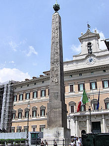 L'Obélisque du Montecitorio, ancien gnomon de l'horologium Augusti, à son emplacement actuel
