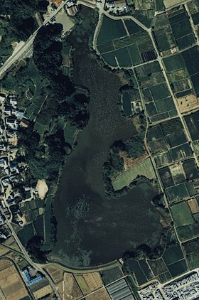 旧佐束村に位置する 近江ヶ谷池の航空写真（1988年撮影）。 国土交通省 国土地理院 地図・空中写真閲覧サービスの空中写真を基に作成