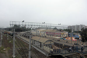 Plataformas Orekhovo-Zuevo da direção Gorky e o edifício da estação, vista da ponte pedonal