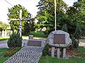 English: Memorial plaques and a cross of the 5th Regiment of Uhlans in Ostroleka-Wojciechowice Polski: Pamiątkowe tablice i krzyż poświęcony 5 Pułkowi Ułanów Zasławskich w Ostrołęce-Wojciechowicah