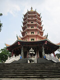Pagoda Avalokitesvara - Buddhagaya Watugong.jpg