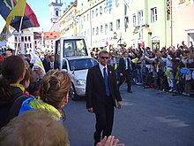 Papst Benedikt bei der Fahrt durch Freising