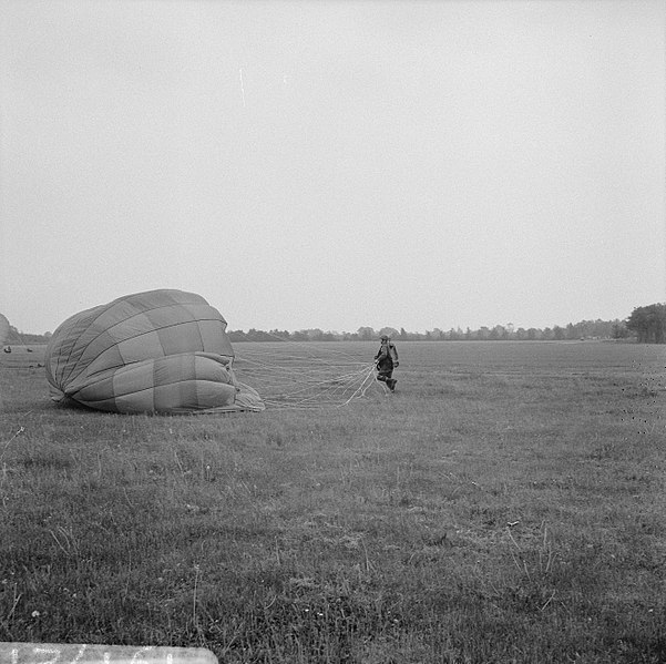 File:Parachutistenopleiding te Gilze-Rijen (NB), Bestanddeelnr 919-1721.jpg