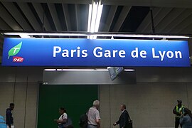 Une plaque de quai à l'intérieur de la gare souterraine