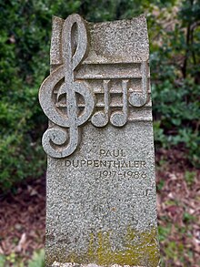 Paul Duppenthaler (1917–1986) Musiker, Dirigent, Jodler, Ausgezeichnet mit dem "Goldenen Violinschlüssel" Grabstein vor dem Friedhofmuseum, Friedhof Hörnli, Riehen, Basel-Stadt