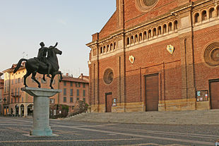 L'attuale statua del Regisole davanti al Duomo di Pavia