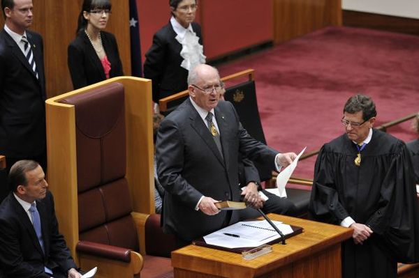 Chief Justice French (right) swearing in Governor–General Peter Cosgrove in March 2014.