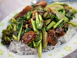 Phak khana mu krop: Brokoli Cina goreng gaya Thai dengan daging babi rangup