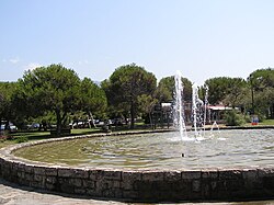La piazza del paese, con i giardini e la fontana