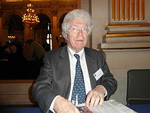 https://upload.wikimedia.org/wikipedia/commons/thumb/1/12/Pierre_Joxe_%2820e_Maghreb_des_Livres%2C_Paris%2C_8_f%C3%A9vrier_2014%29.jpg/220px-Pierre_Joxe_%2820e_Maghreb_des_Livres%2C_Paris%2C_8_f%C3%A9vrier_2014%29.jpg