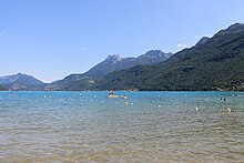 Vue sur le lac d'Annecy avec un plongeoir.