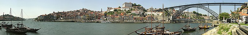 Řeka Douro a pohled na centrum Porta