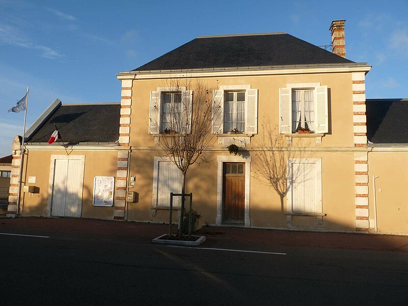 File:Pouillac mairie.JPG