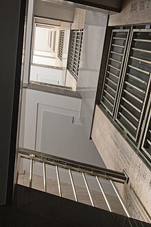 Průhled schodištěm ve Škodově paláci v Praze