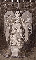 1910年頃日本統治時代に伝統的な圓衫を着用した純献皇貴妃