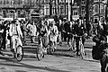 Prins Claus op de fiets, links staatssecretaris Smit Kroes (Verkeer en Waterstaa, Bestanddeelnr 930-5104.jpg