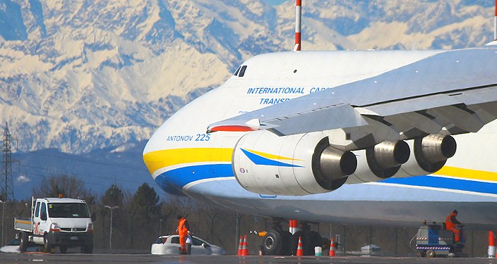 Operzioni di pulizia pista sotto l'Antonov 225 Myra a MXP