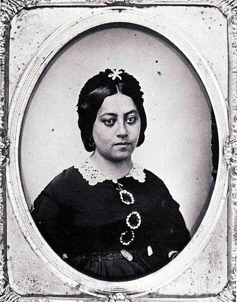 File:Queen Emma of Hawaii, photograph by Henry L. Chase, c. 1862.jpg