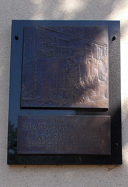 File:Railway station, German Expellees plaque (2016), 2020 Pápa.jpg