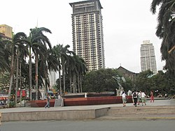 Lokasi Pusat Malate, Terdapat Patung Raja Sulaeman yang dipahat oleh Eduardo Castrillo pada tahun 1976.