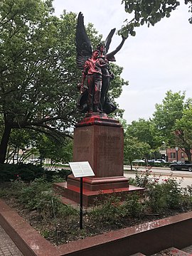 Cat merah memercik pada patung, Konfederasi Tentara dan Pelaut Monumen, Gunung Royal Avenue, Baltimore, MD (37048041065).jpg