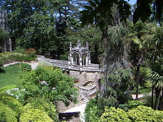 Entrada de la quinta escondida entre los árboles.