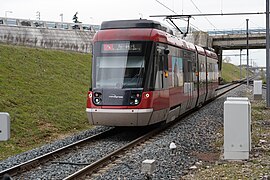 Vue d'une rame Rhônexpress en approche du terminus de Lyon Saint-Exupéry