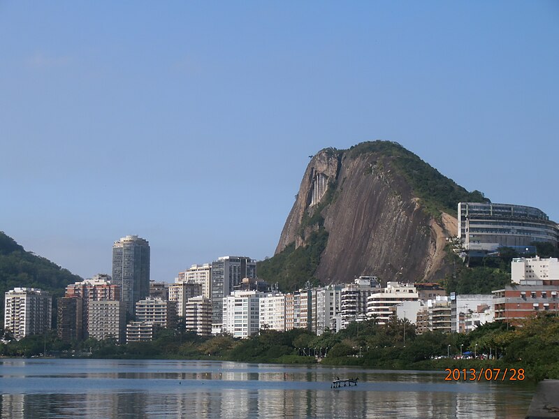 File:Rio de Janeiro RJ Brasil - Lagoa e Morro do cantagalo - panoramio.jpg