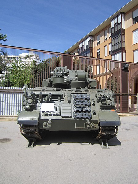 File:Roland sobre chasis AMX-30, vista frontal.jpg