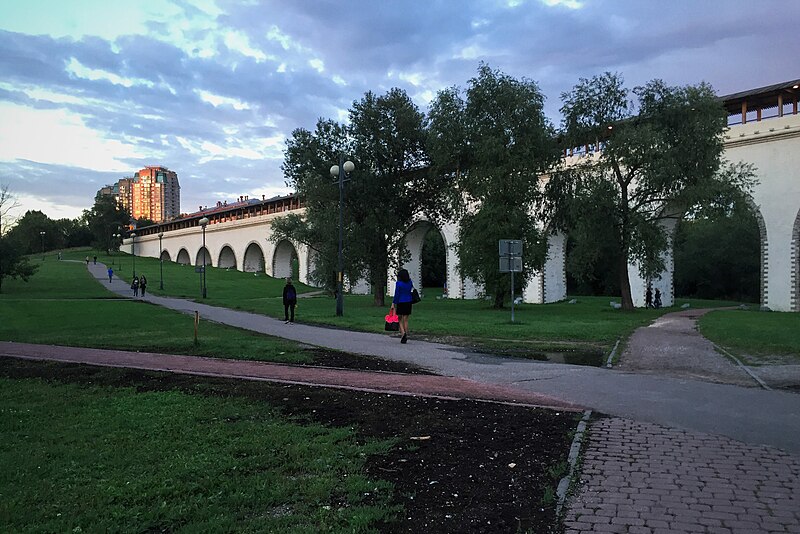 File:Rostokino Aqueduct (31490121842).jpg