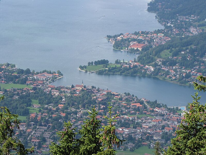 File:Rottach-Egern und Tegernsee, Ansicht vom Wallberg.JPG