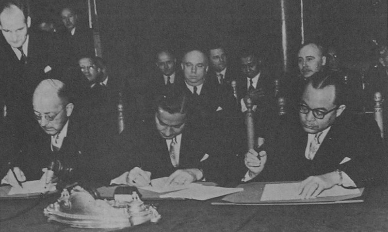 File:Round Table Signing.jpg