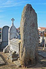 Menhir de la Tonnelle au cimetière de Saint-Gilles-Croix-de-Vie en Vendée (France).