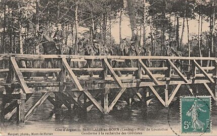 Grève des résiniers (1906-1907), gendarmes à cheval traversant le courant de Sainte-Eulalie par le pont de l'Oustaline à la recherche de grévistes.