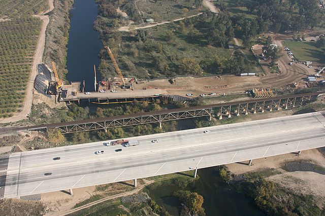 SR 99 crossing the San Joaquin River at the northern border of Fresno with the early stages of construction of California High-Speed Rail's San Joaqui