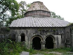 Le portique du matenadaran du monastère.