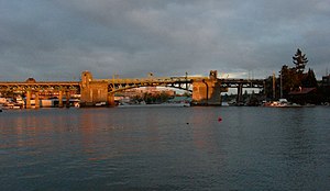 Patrząc na wschód przez Portage Bay na University Bridge i dalej;  południowy kampus University of Washington można zobaczyć spod mostu.