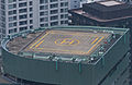 新宿グリーンタワービル屋上にあるヘリパッド。右下に最大許容重量表記がある。